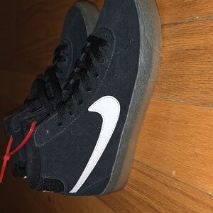 NWT Women's "Nike SB Bruin Mid" Hi-Top Sneakers. Black/White/Gum. Size 6